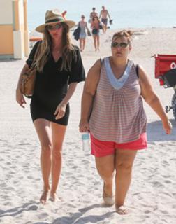 Gisele Bündchen feet photo thumbnail