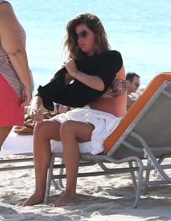 Gisele Bündchen feet photo thumbnail