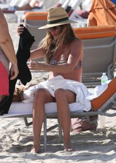 Gisele Bündchen feet photo thumbnail