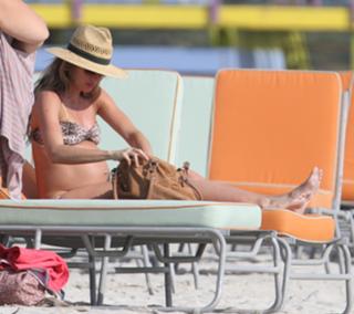 Gisele Bündchen feet photo thumbnail
