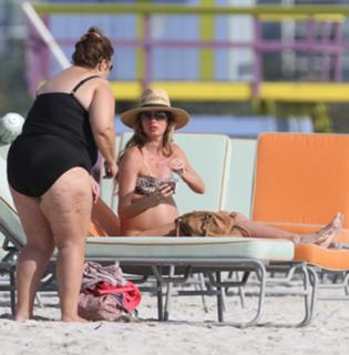 Gisele Bündchen feet photo thumbnail