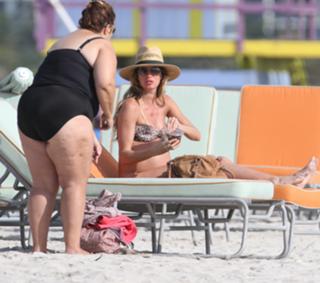 Gisele Bündchen feet photo thumbnail