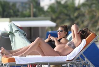 Gisele Bündchen feet photo thumbnail