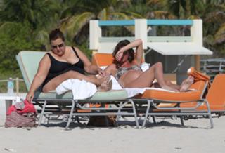 Gisele Bündchen feet photo thumbnail