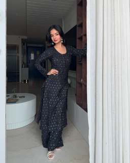 Anushka Sen feet photo thumbnail