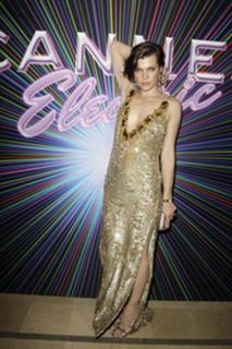 Milla Jovovich feet photo thumbnail