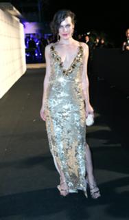Milla Jovovich feet photo thumbnail