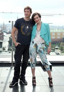 Milla Jovovich feet photo thumbnail