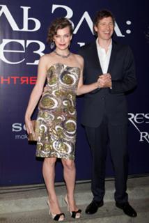 Milla Jovovich feet photo thumbnail