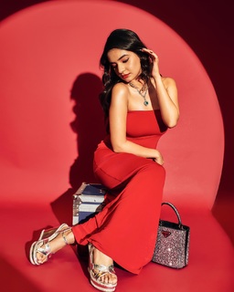 Anushka Sen feet photo thumbnail