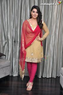 Hansika Motwani feet photo thumbnail