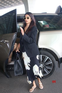 Pooja Hegde feet photo thumbnail