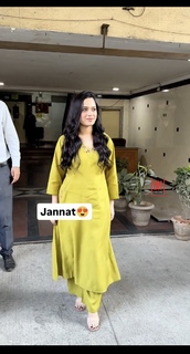Jannat Zubair Rahmani feet photo thumbnail
