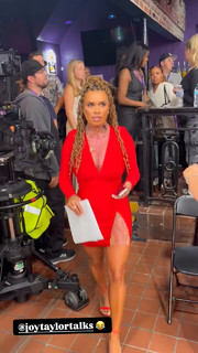 Joy Taylor feet photo thumbnail