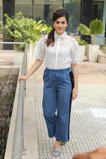 Taapsee Pannu feet photo thumbnail