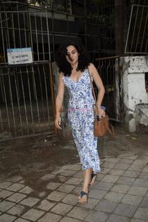 Taapsee Pannu feet photo thumbnail