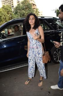 Taapsee Pannu feet photo thumbnail