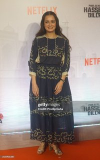 Dia Mirza feet photo thumbnail