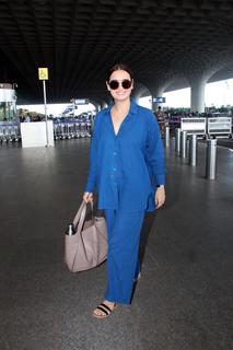 Dia Mirza feet photo thumbnail