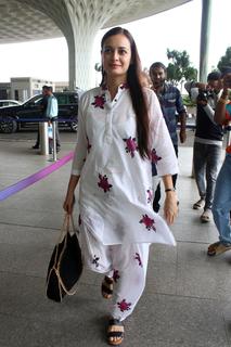 Dia Mirza feet photo thumbnail