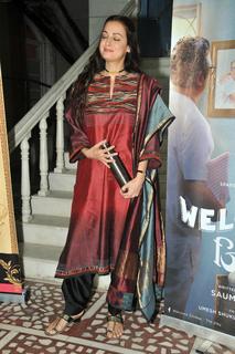 Dia Mirza feet photo thumbnail