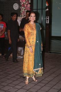 Dia Mirza feet photo thumbnail