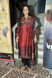 Dia Mirza feet photo thumbnail