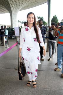 Dia Mirza feet photo thumbnail