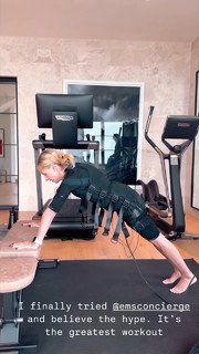 Sarah Michelle Gellar feet photo thumbnail