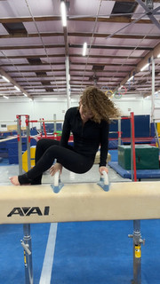 Sofie Dossi feet photo thumbnail