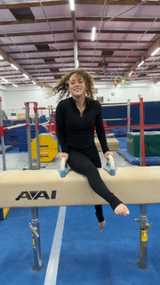 Sofie Dossi feet photo thumbnail