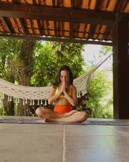 Larissa Manoela feet photo thumbnail