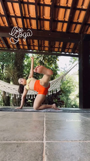 Larissa Manoela feet photo thumbnail
