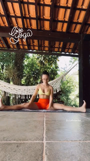 Larissa Manoela feet photo thumbnail