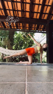 Larissa Manoela feet photo thumbnail