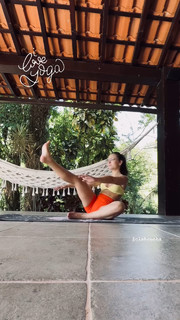 Larissa Manoela feet photo thumbnail