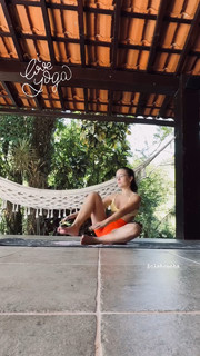 Larissa Manoela feet photo thumbnail