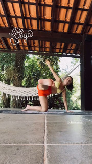 Larissa Manoela feet photo thumbnail