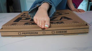 Sofie Dossi feet photo thumbnail