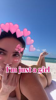 Natalie Noel Mariduena feet photo thumbnail