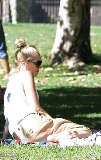 Gwen Stefani feet photo 1