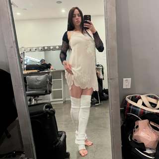 Billie Eilish feet photo thumbnail