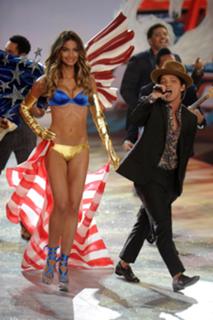 Lily Aldridge feet photo thumbnail