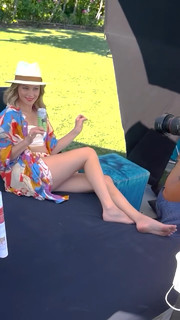 Elizabeth Banks feet photo thumbnail
