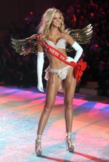 Erin Heatherton feet photo thumbnail