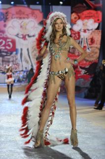 Karlie Kloss feet photo thumbnail