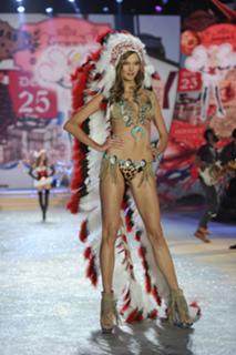 Karlie Kloss feet photo thumbnail