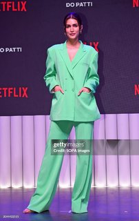Kriti Sanon feet photo thumbnail