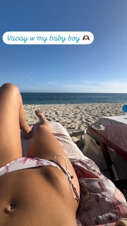 Jessica Alba feet photo thumbnail