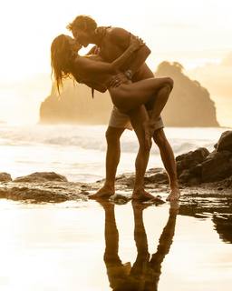 Alessandra Ambrosio feet photo thumbnail
